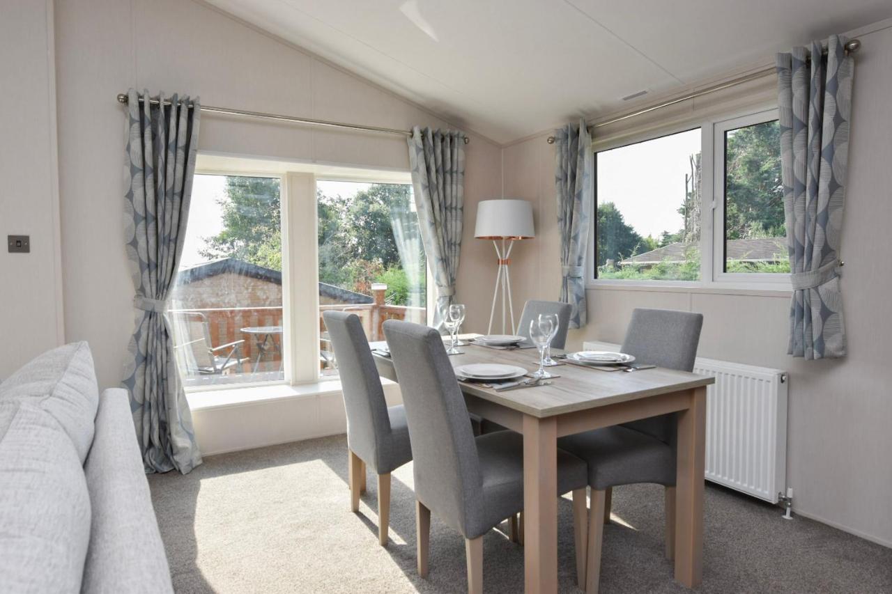 Rowan A Welcoming Countryside Lodge Ryde  Bagian luar foto