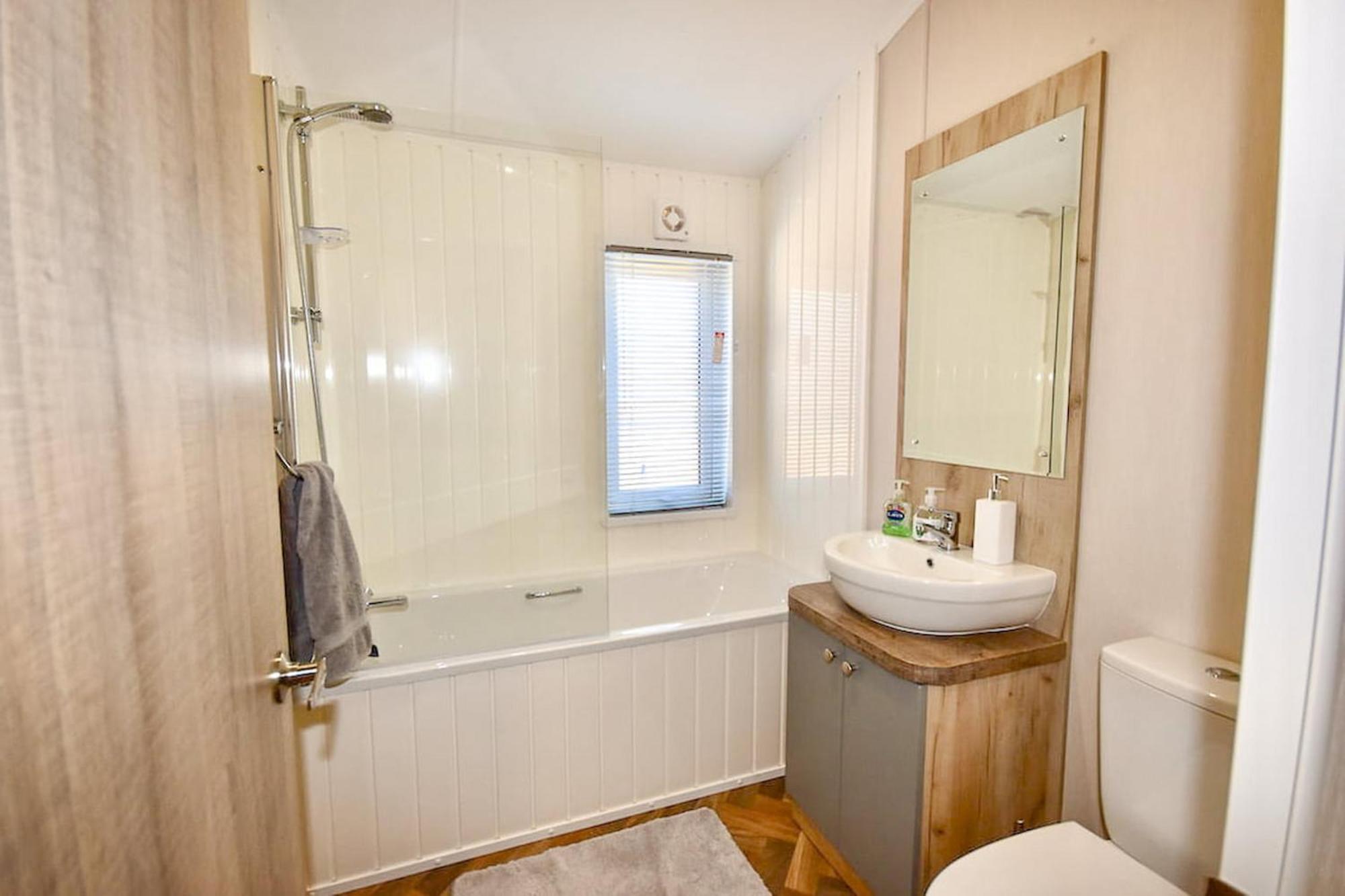 Rowan A Welcoming Countryside Lodge Ryde  Bagian luar foto